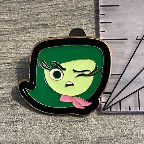 Disney Pixar - Inside Out - Disgust Face Trading Pin - Green Emotion Trading Pin - Picture 2 of 3